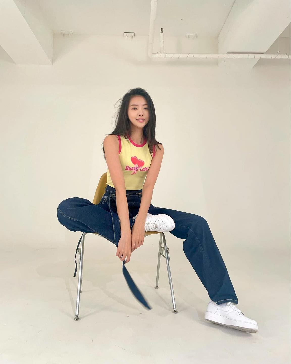 스니커즈로 여친룩 무드👟💛 이미지