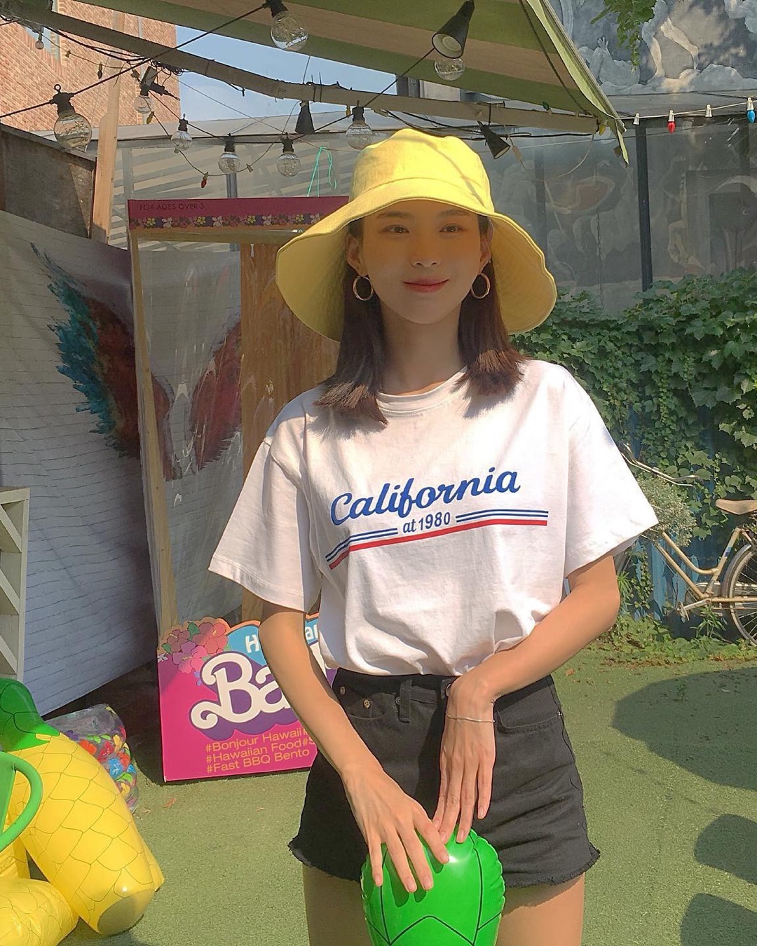 다리 길어보이는 블랙 숏데님🖤​ 이미지