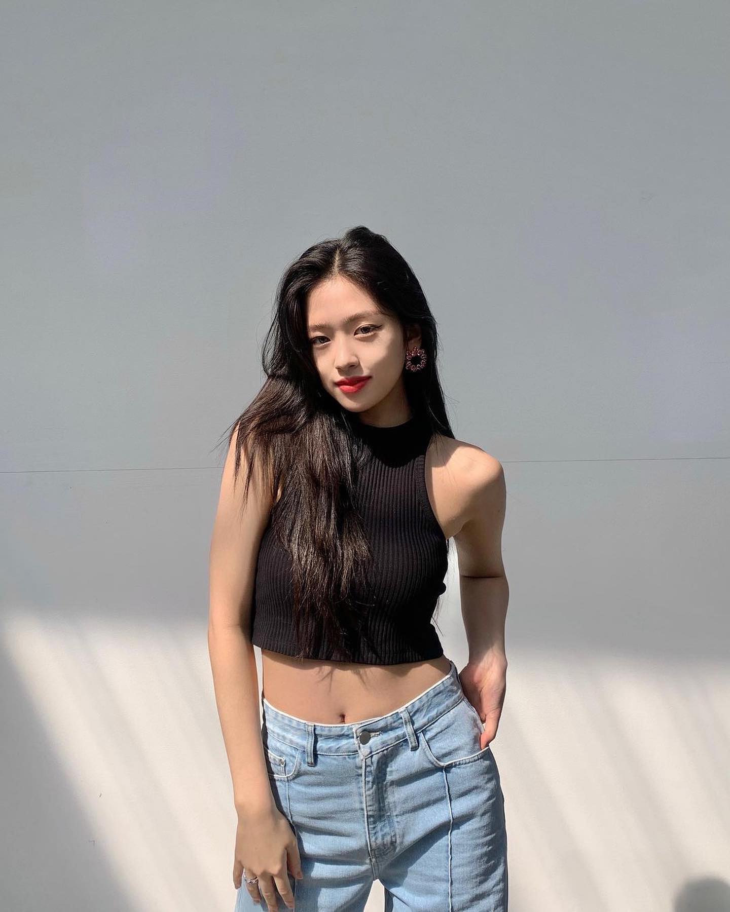 물오른 미모 안유진🖤💙민소매룩 이미지