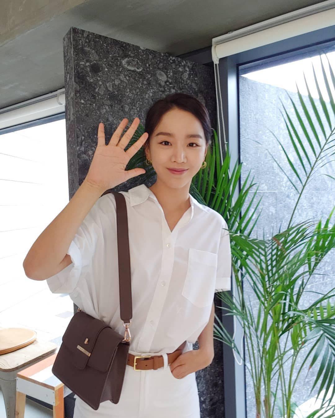 산뜻한 화이트 반팔셔츠 입기🤍👔​ 이미지