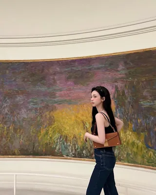 코디 추천: 검정민소매+데님🖤💙 이미지
