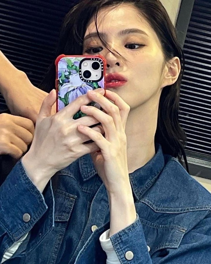 거울셀카 속 케이스티파이🤳📸​ 이미지