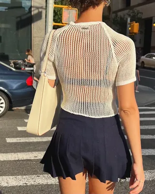 어떻게 입을까?👗 플리츠 스커트. 따라하기 쉽고 어디서든 예쁠수 있는 코디팁을 참고하세요.💕
2010년도에 유행처럼 왔다가 클래식처럼 자리 잡은 플리츠 스커트! 어떤 아이템과 매치하는지에 따라서 분위기가 달라져요.
여름은 편한 티셔츠와 함께 하세요. 크롭탑과 시원한 여름룩을 완성하거나 박시한 반팔티와 코디해 캐주얼 무드도 가능합니다.
러블리한 플리츠 스커트에 스니커즈를 매치하는 것도 하나의 팁입니다. 포인트 아이템인 니삭스로 데일리룩에 스포티함을 더해보는 것도 좋아요. 👟
올 여름 다양한 스타일링 연출을 원한다면 플리츠 스커트와 꼭 함께하세요. 이미지