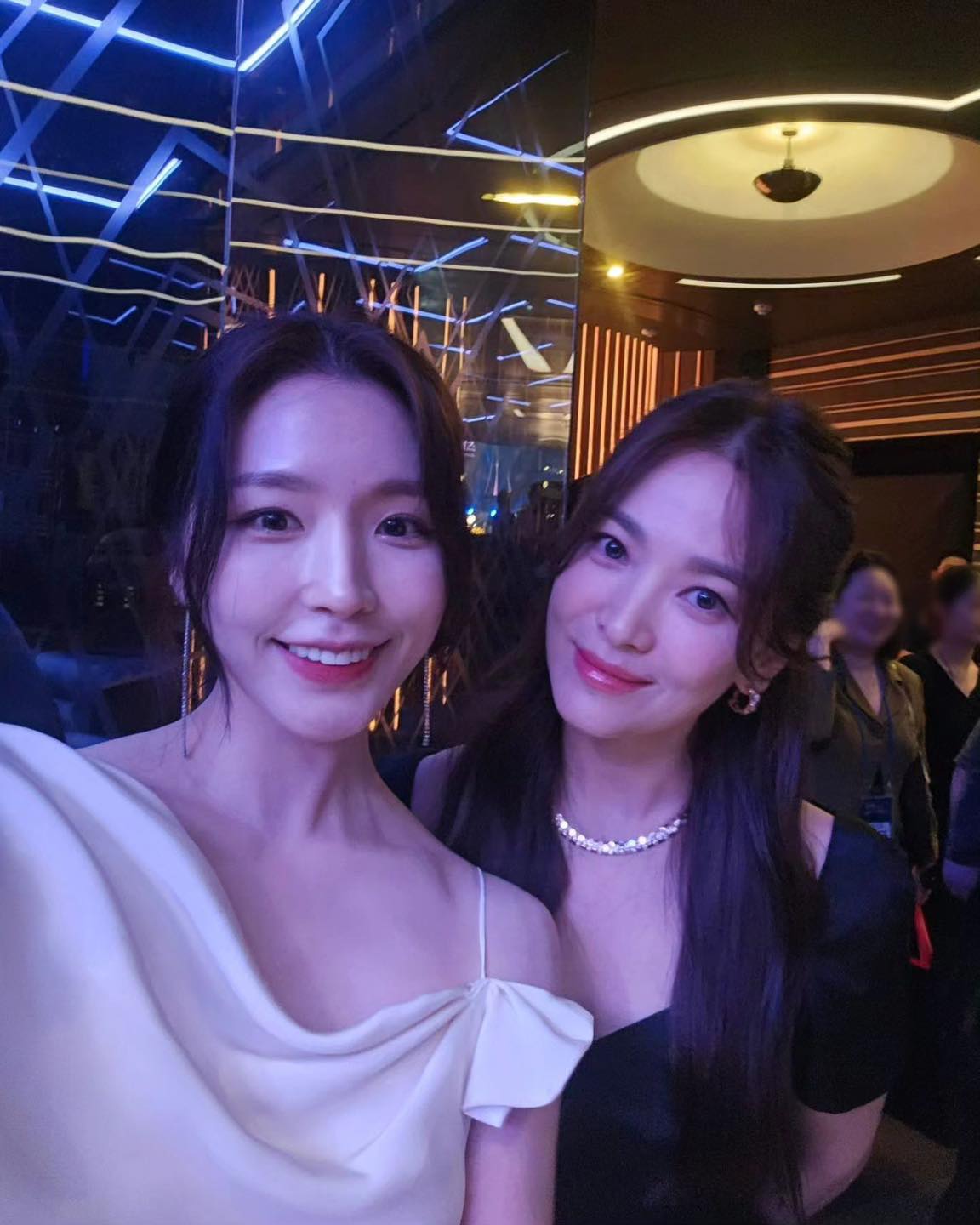 해은과 셀럽들 미모 조합🤍🖤이뻐 이미지