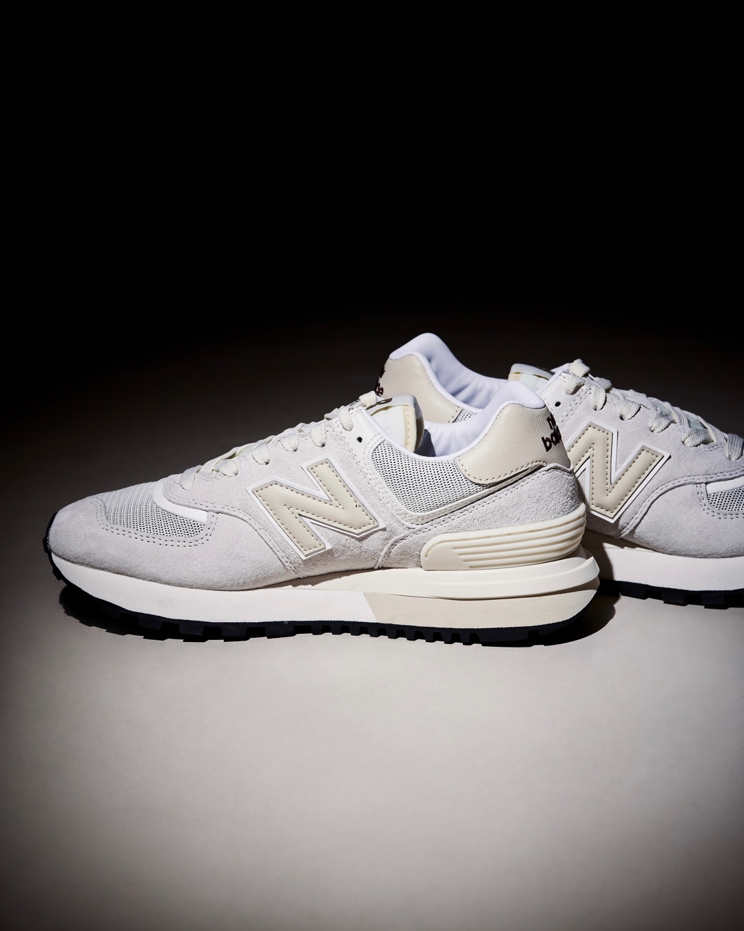 뉴발란스 574 레거시 OG 발매👟
뉴발란스 대표 모델 중 하나인 574가 네이비, 블랙, 아이보리의 3가지 컬러로 신규 발매됩니다.💙🖤🤍 ​
​
이번에 발매되는 레거시 OG 라인은 기존 574보다 슬림한 쉐입에 2cm 높은 미드솔이 특징인데요. 안정적인 착화감에 세련된 무드를 가미하여 데일리 슈즈로 제격인 아이템입니다. ​
​
뉴발란스 574 레거시 OG는 7월 28일 (금) 뉴발란스 공식 온라인 스토어를 통해 만나보세요.​ 이미지7