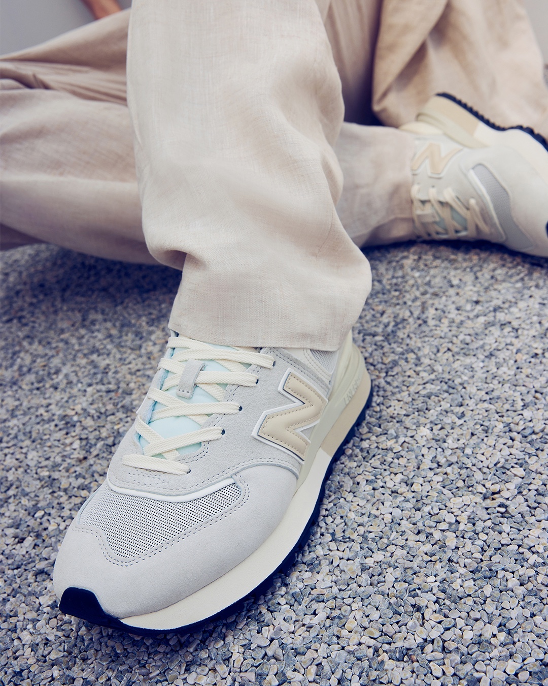 뉴발란스 574 레거시 OG 발매👟
뉴발란스 대표 모델 중 하나인 574가 네이비, 블랙, 아이보리의 3가지 컬러로 신규 발매됩니다.💙🖤🤍 ​
​
이번에 발매되는 레거시 OG 라인은 기존 574보다 슬림한 쉐입에 2cm 높은 미드솔이 특징인데요. 안정적인 착화감에 세련된 무드를 가미하여 데일리 슈즈로 제격인 아이템입니다. ​
​
뉴발란스 574 레거시 OG는 7월 28일 (금) 뉴발란스 공식 온라인 스토어를 통해 만나보세요.​ 이미지3