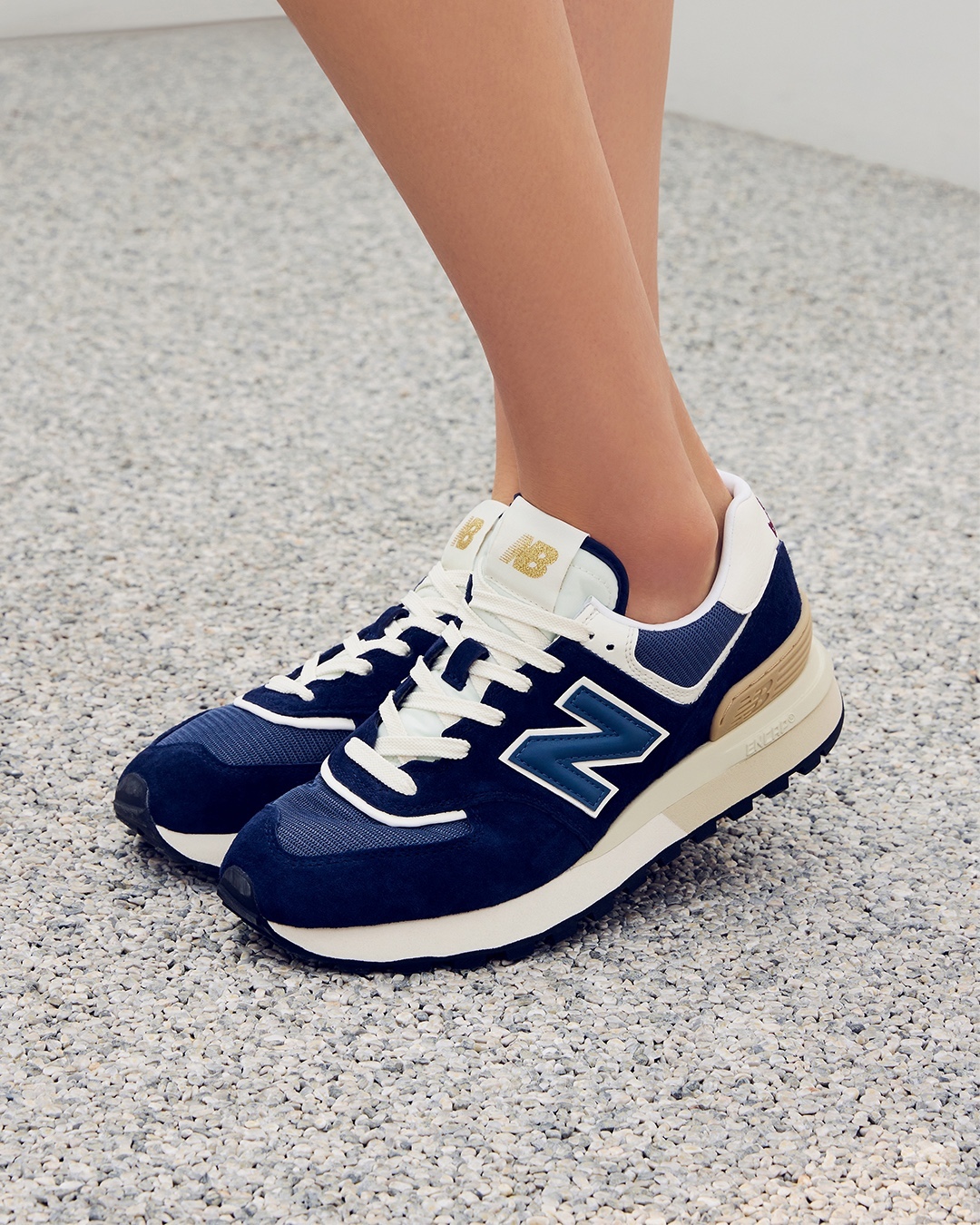 뉴발란스 574 레거시 OG 발매👟
뉴발란스 대표 모델 중 하나인 574가 네이비, 블랙, 아이보리의 3가지 컬러로 신규 발매됩니다.💙🖤🤍 ​
​
이번에 발매되는 레거시 OG 라인은 기존 574보다 슬림한 쉐입에 2cm 높은 미드솔이 특징인데요. 안정적인 착화감에 세련된 무드를 가미하여 데일리 슈즈로 제격인 아이템입니다. ​
​
뉴발란스 574 레거시 OG는 7월 28일 (금) 뉴발란스 공식 온라인 스토어를 통해 만나보세요.​ 이미지2