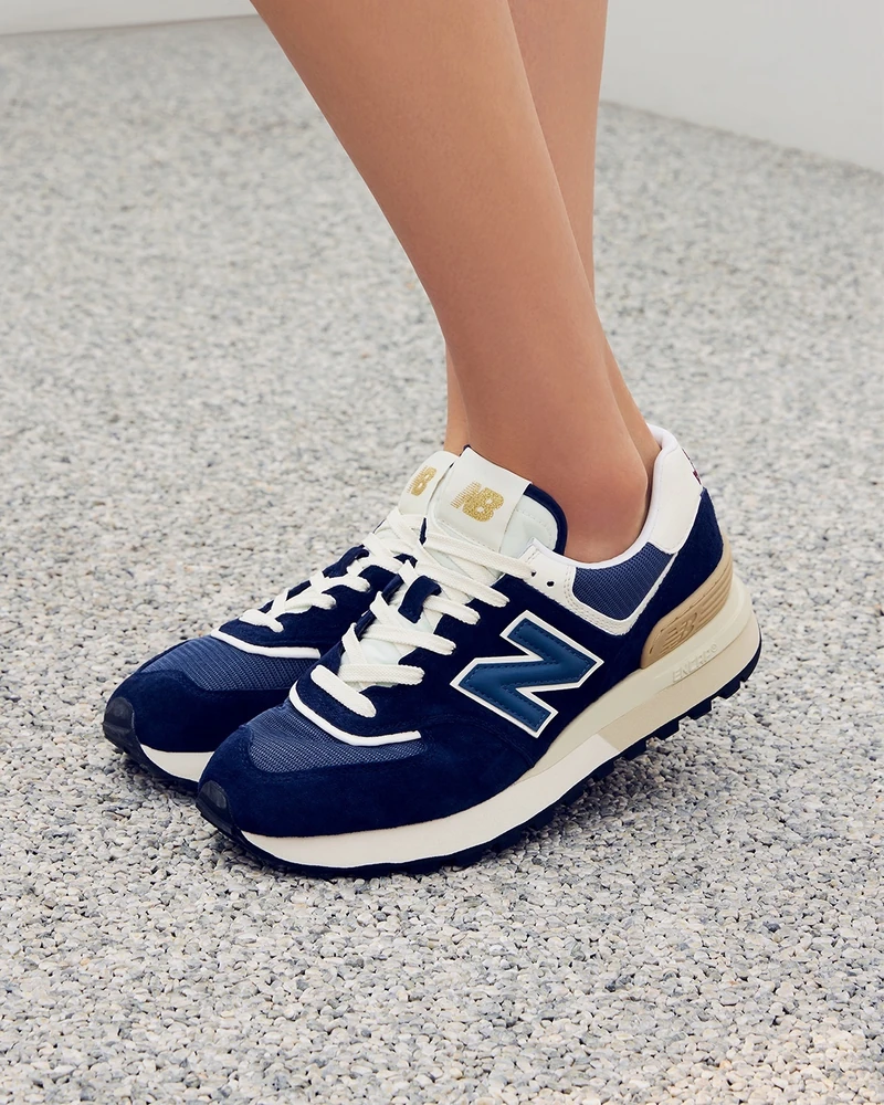 뉴발란스 574 레거시 OG 발매👟
뉴발란스 대표 모델 중 하나인 574가 네이비, 블랙, 아이보리의 3가지 컬러로 신규 발매됩니다.💙🖤🤍
이번에 발매되는 레거시 OG 라인은 기존 574보다 슬림한 쉐입에 2cm 높은 미드솔이 특징인데요. 안정적인 착화감에 세련된 무드를 가미하여 데일리 슈즈로 제격인 아이템입니다.
뉴발란스 574 레거시 OG는 7월 28일 (금) 뉴발란스 공식 온라인 스토어를 통해 만나보세요. 이미지2