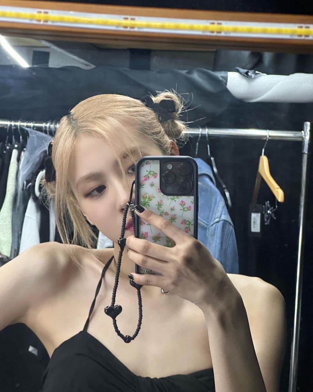 상큼함 더하는 핸드폰 스트랩📱🖤 이미지