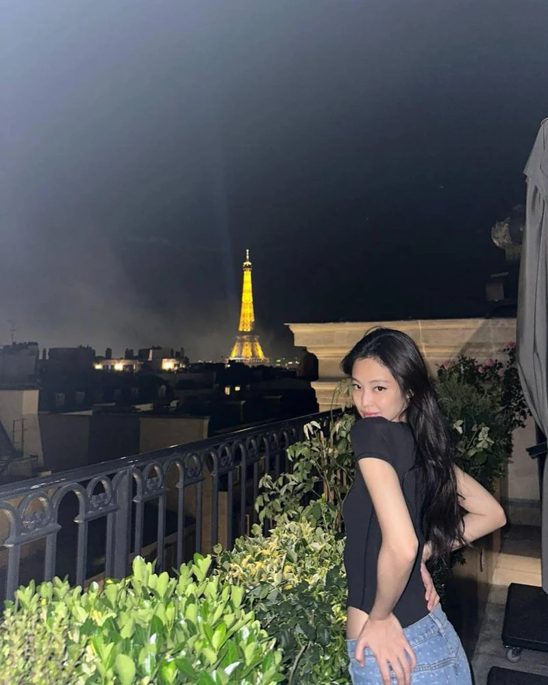 제니의 크롭 반팔 모음🗂️🖤 이미지1