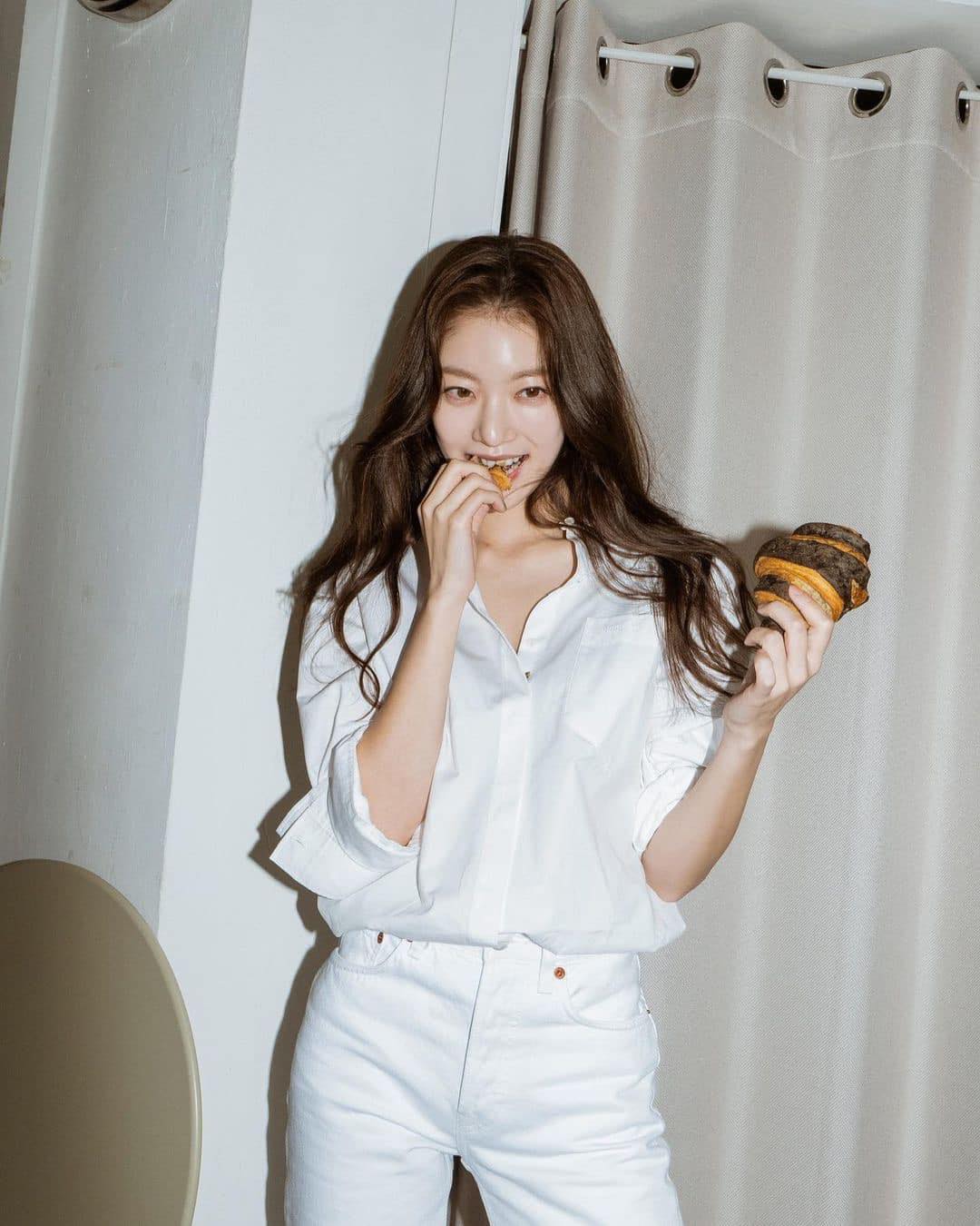 산뜻하게 화이트진🤍🩵입자 이미지