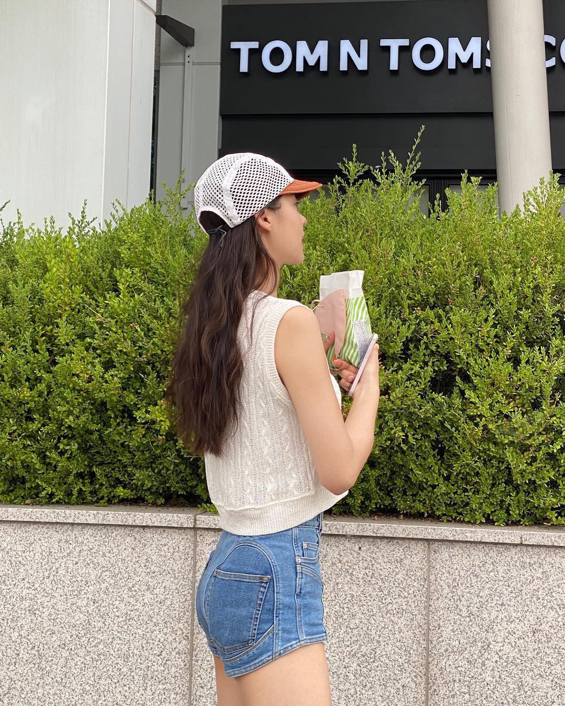 흰 니트나시로 여름 감성 챙기기☁️ 이미지