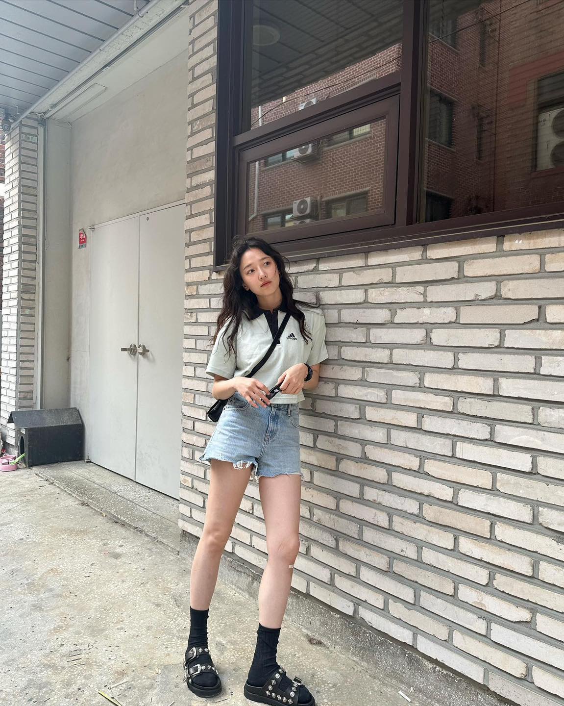여름 기본템은 역시 청반바지💙🖤 이미지3