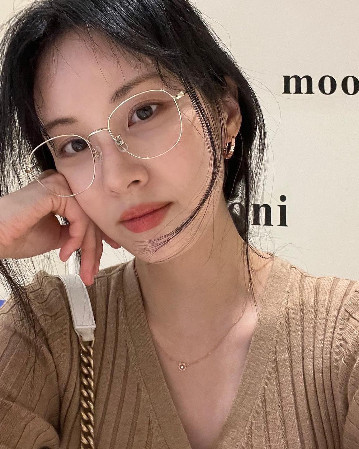 무심한 포인트🤓얇은 안경테 해🤍 이미지