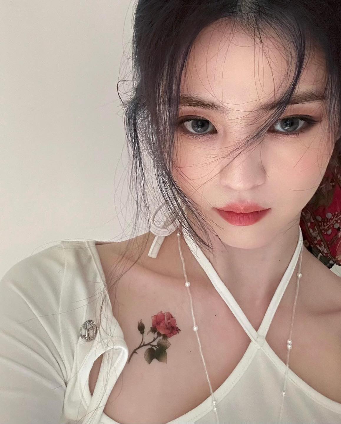 그레이렌즈가 찰떡인 한소희🩶🤍 이미지