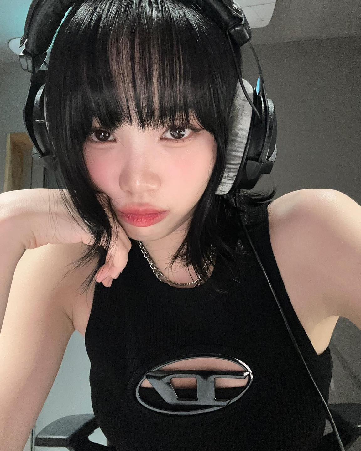 채원의 힙한 민소매 코디🖤🩶 이미지