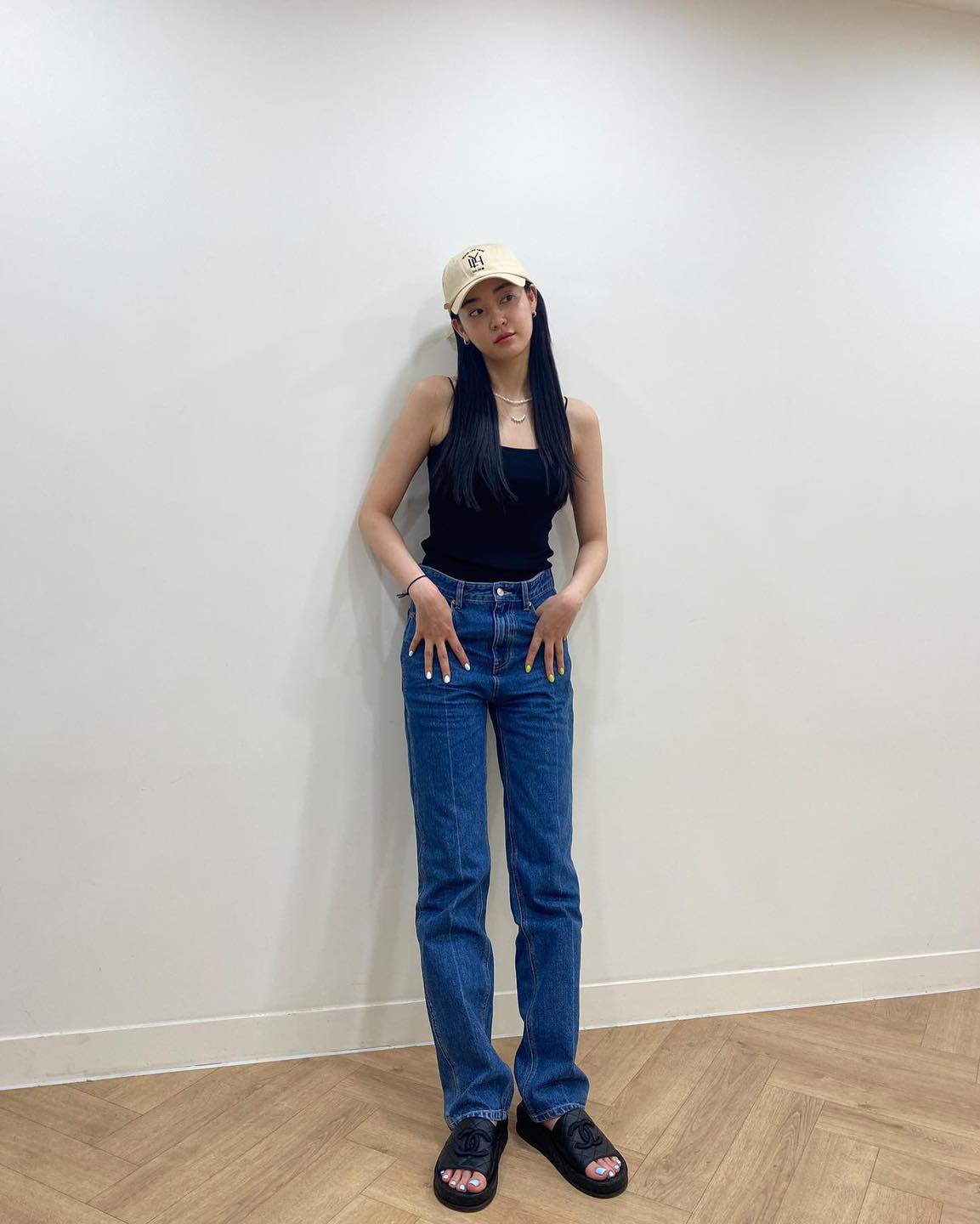 검정 민소매도 다양하게 코디🖤🤍 이미지