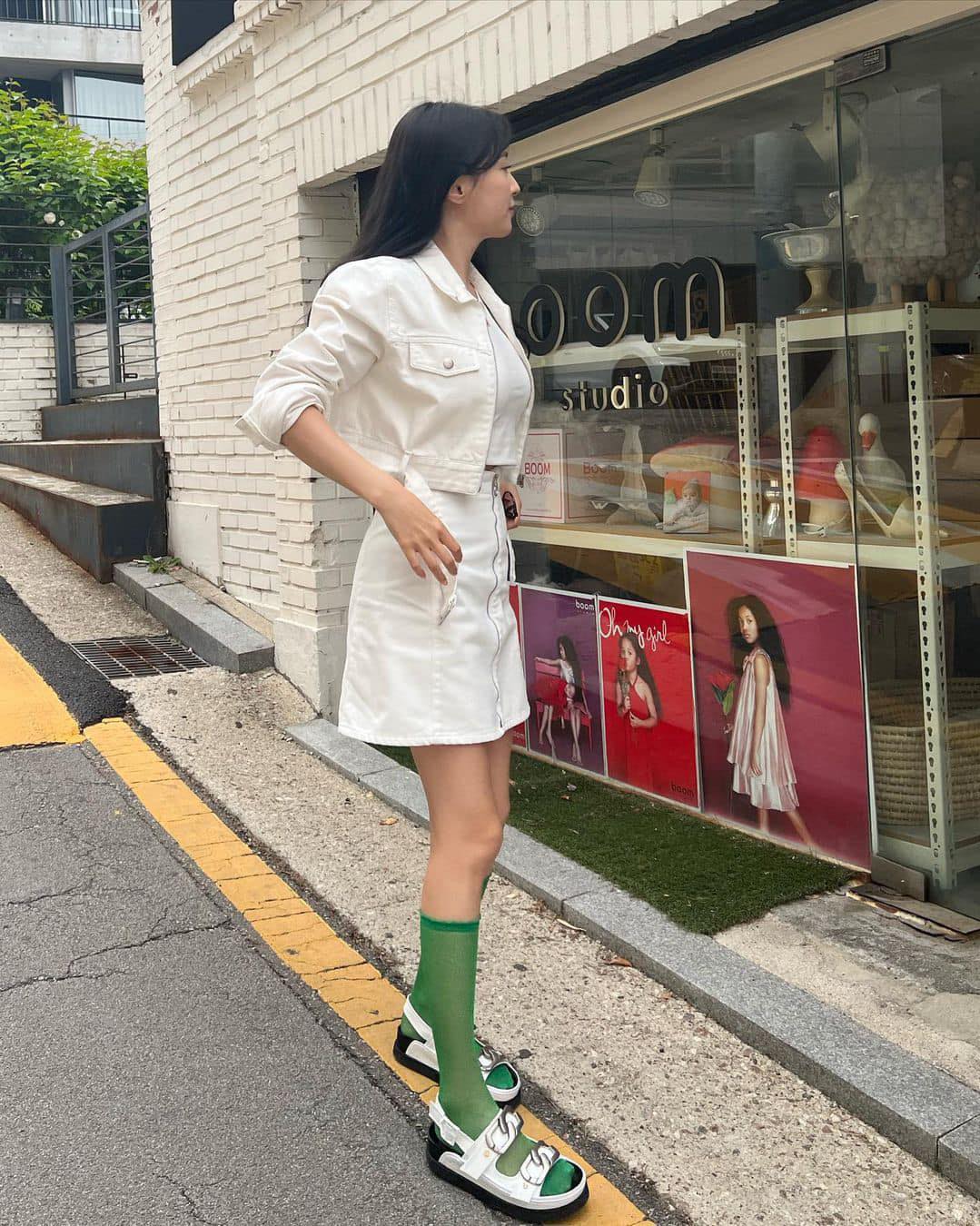 올화이트에 포인트 한 방울🤍🎨 이미지