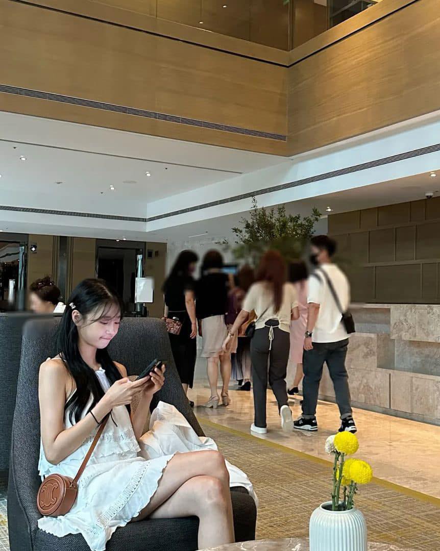 올화이트에 포인트 한 방울🤍🎨 이미지
