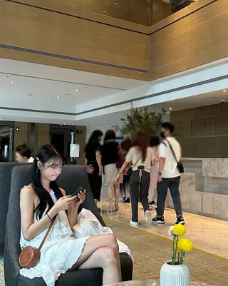 올화이트에 포인트 한 방울🤍🎨 이미지