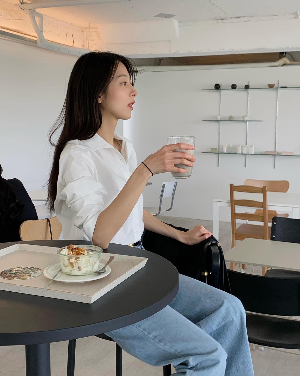 흰셔츠+데님 입기 딱 좋은 날씨🤍 이미지