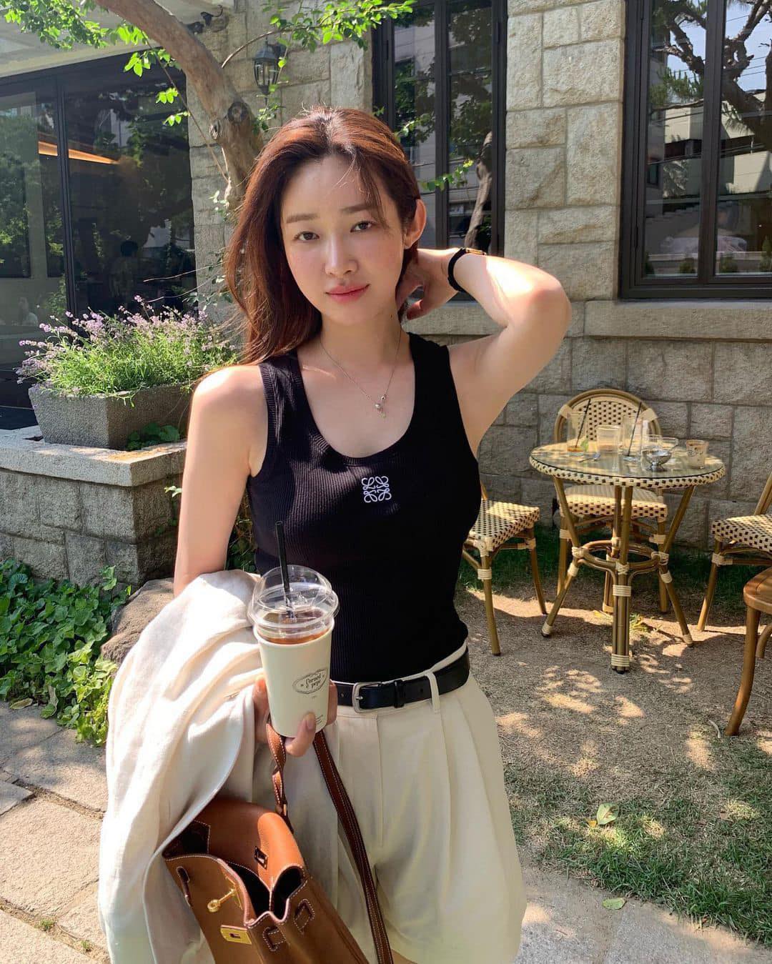 모든 코디에 로에베 민소매🤍🖤 이미지