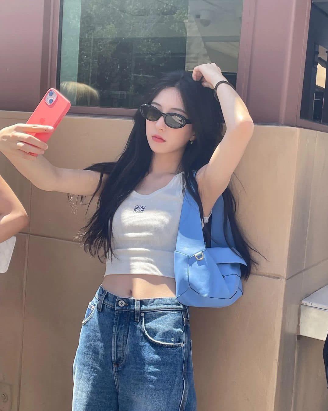모든 코디에 로에베 민소매🤍🖤 이미지4
