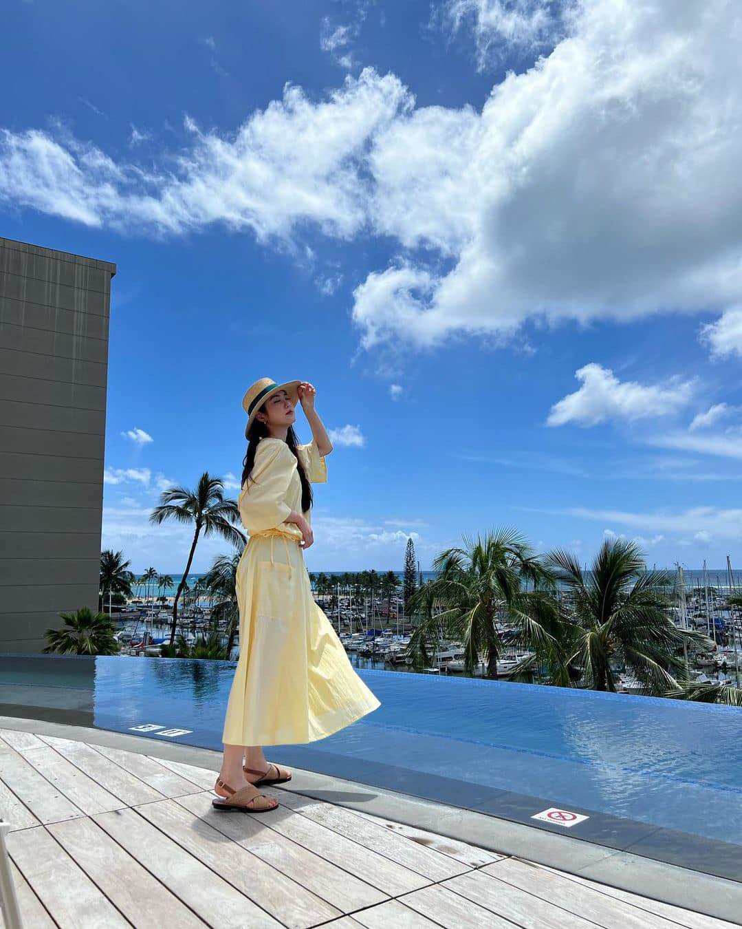 아직 더우니까 샌들로 코디할래🩴 이미지"