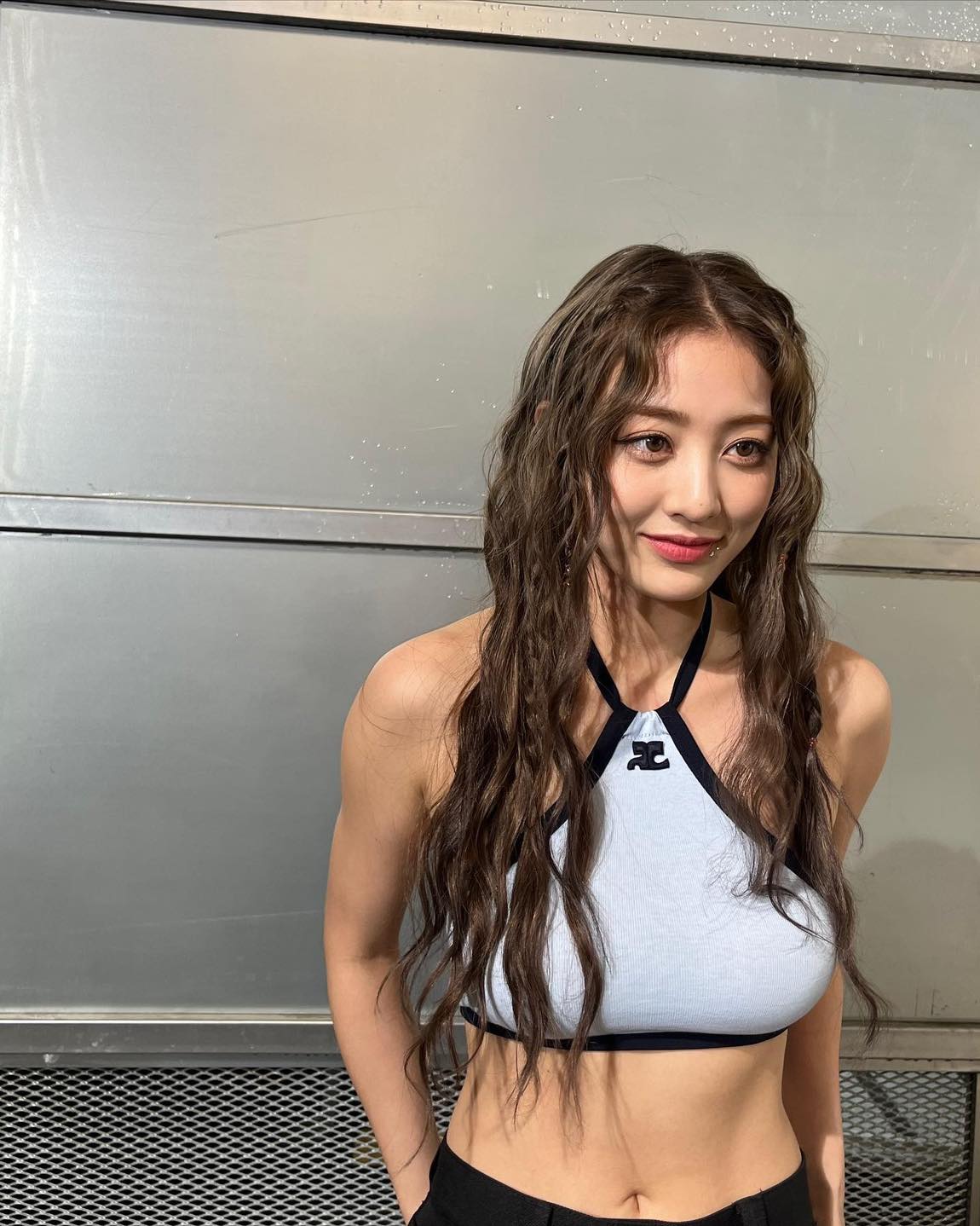 솔로 컴백한 지효🖤홀터넥 코디 이미지