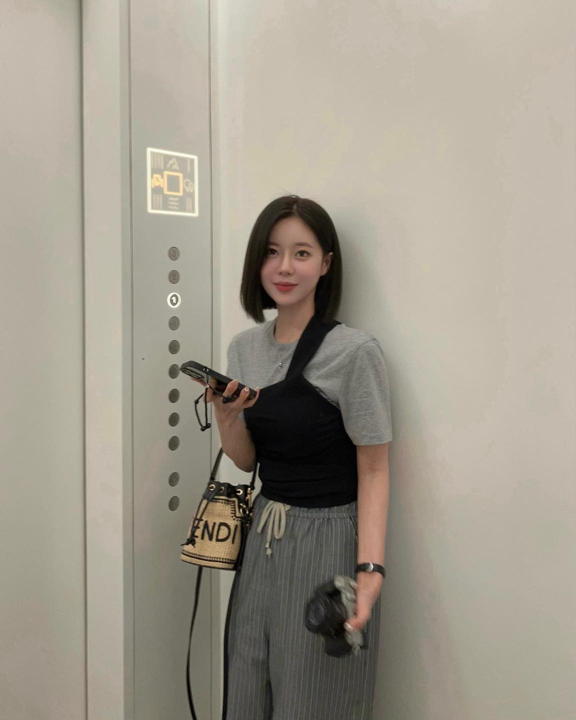 코디에 시크함 더해줄 회색 반팔🩶 이미지4