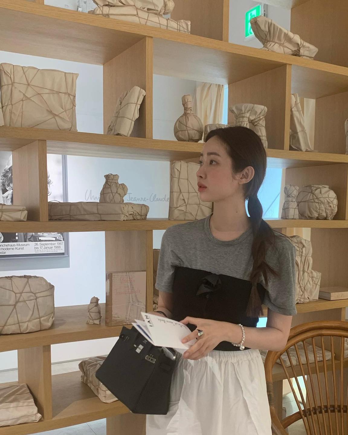 코디에 시크함 더해줄 회색 반팔🩶 이미지7
