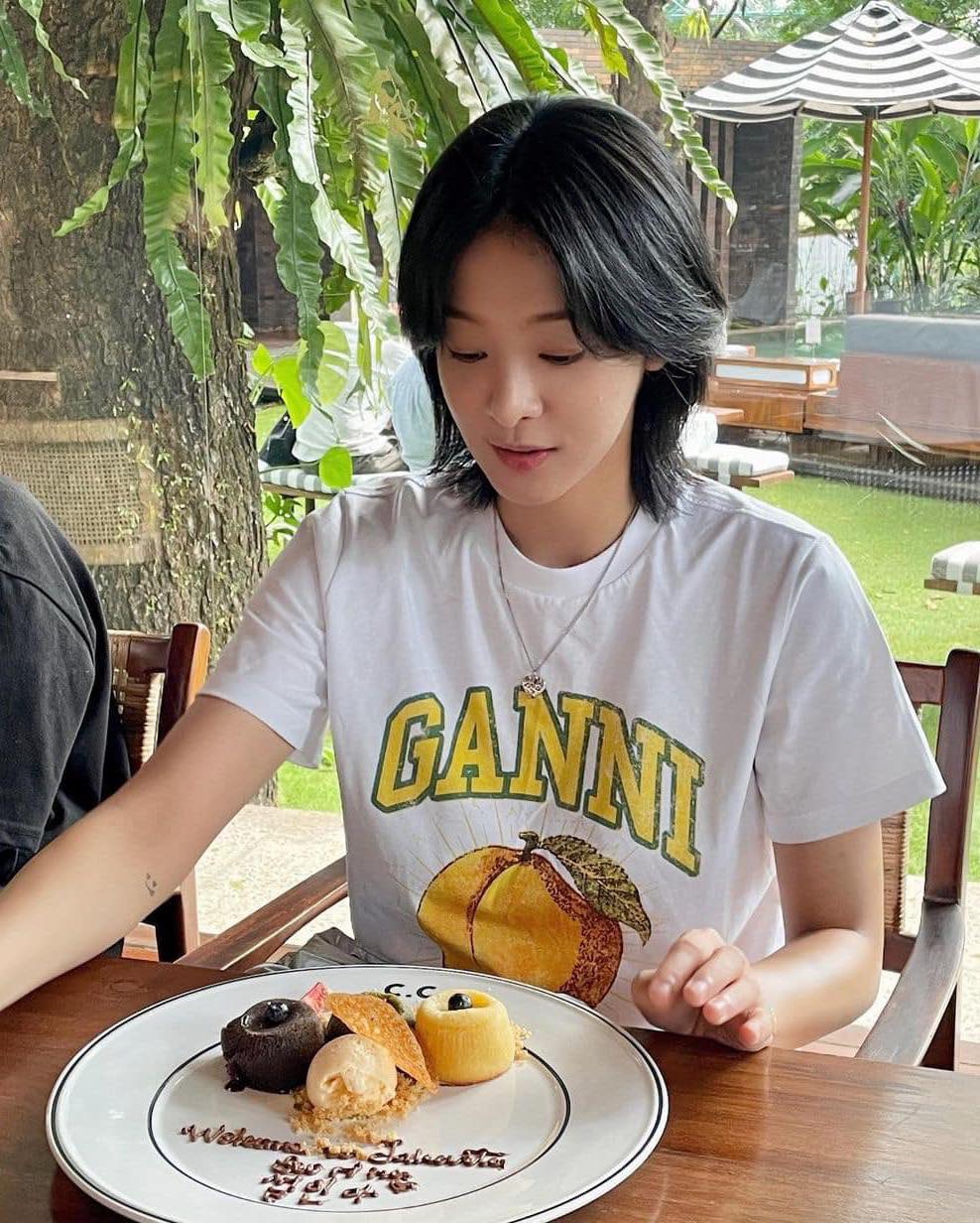 청순하게 흰 티+목걸이@어때?🤍 이미지"