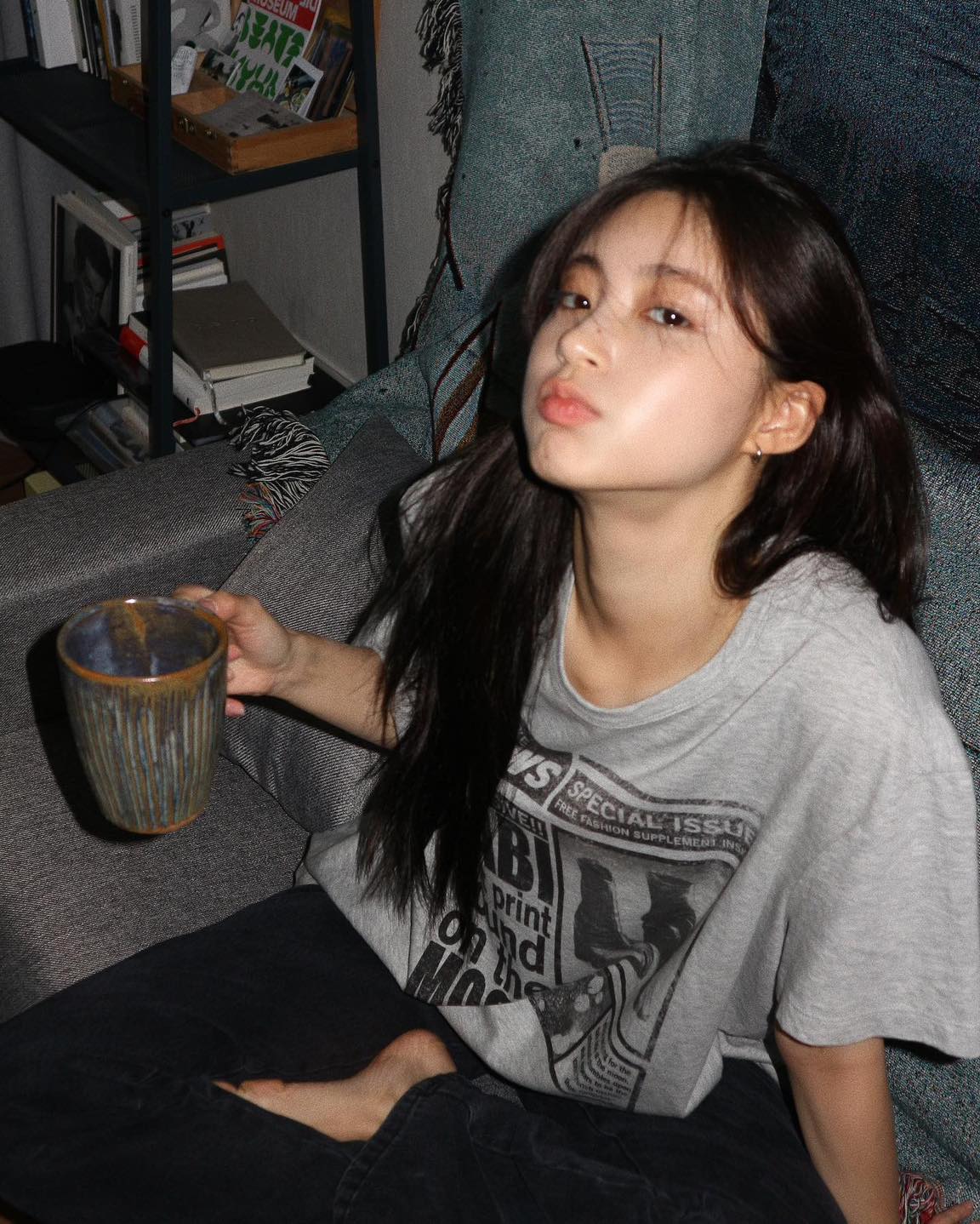 코디에 시크함 더해줄 회색 반팔🩶 이미지