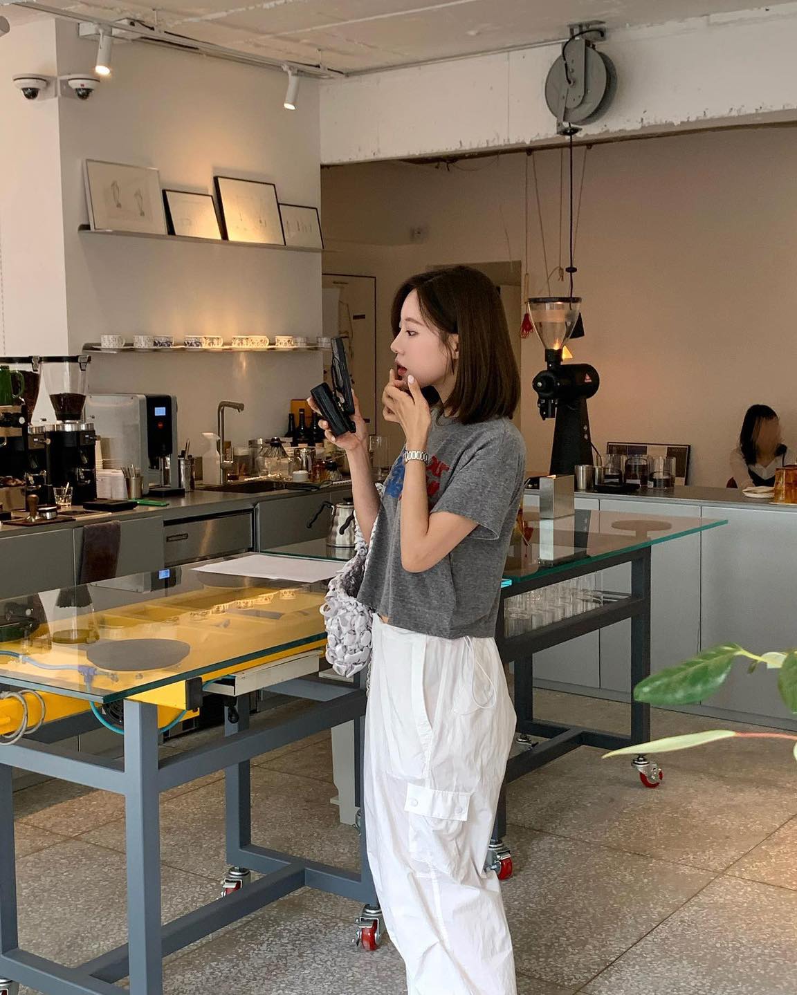 코디에 시크함 더해줄 회색 반팔🩶 이미지6