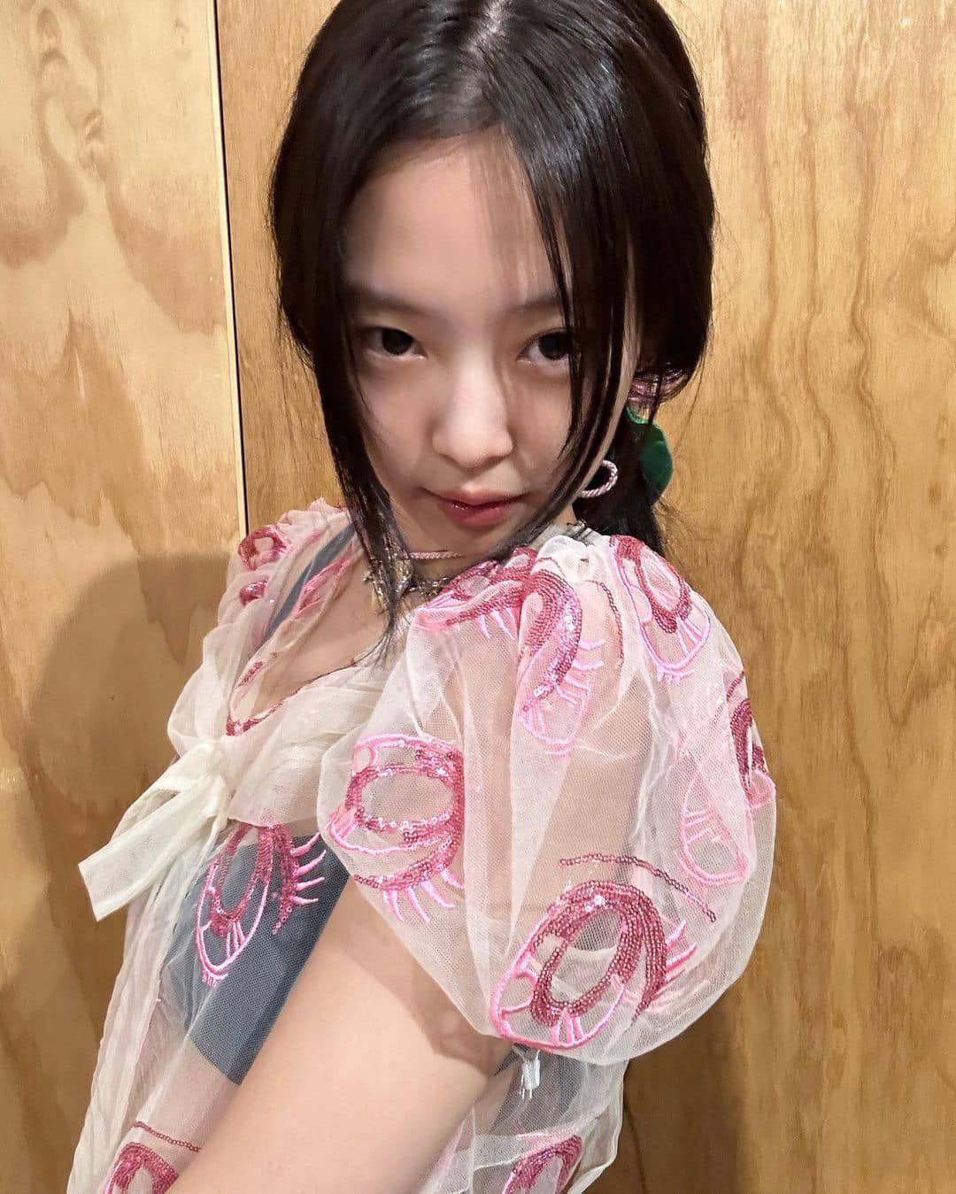 제니와 찰떡인 샌디리앙 코디🌸🎀 이미지