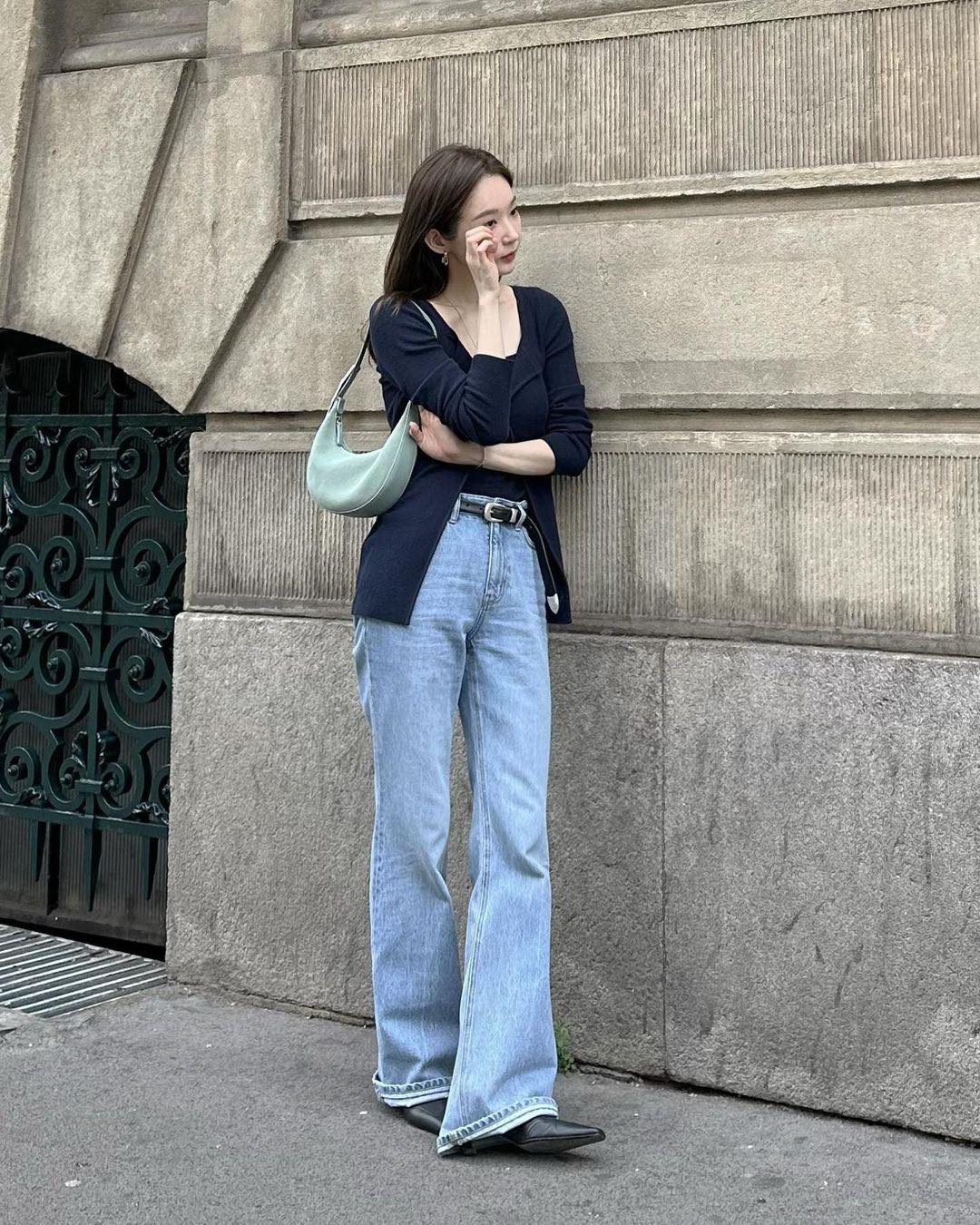 강민경의 간절기 청바지 코디👖🖤 이미지