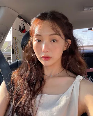 민소매엔 얇은 목걸이 함께🫶 이미지