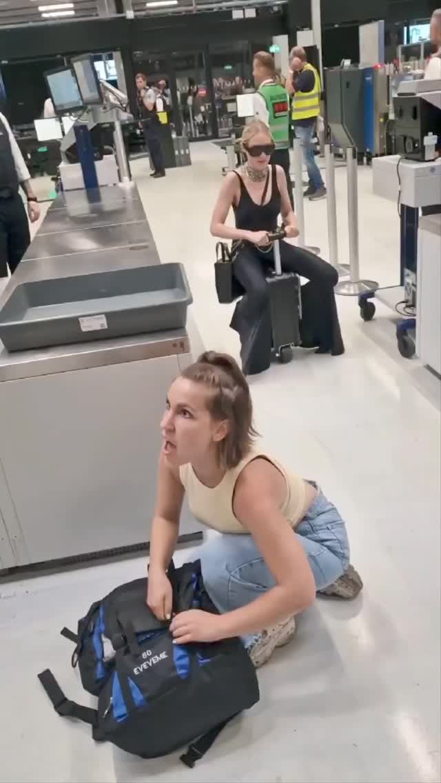 이 언니 캐리어 너무 힙한데?!🧳🚗
공항에서 딱 일듯✈️갖고 싶어…  이미지