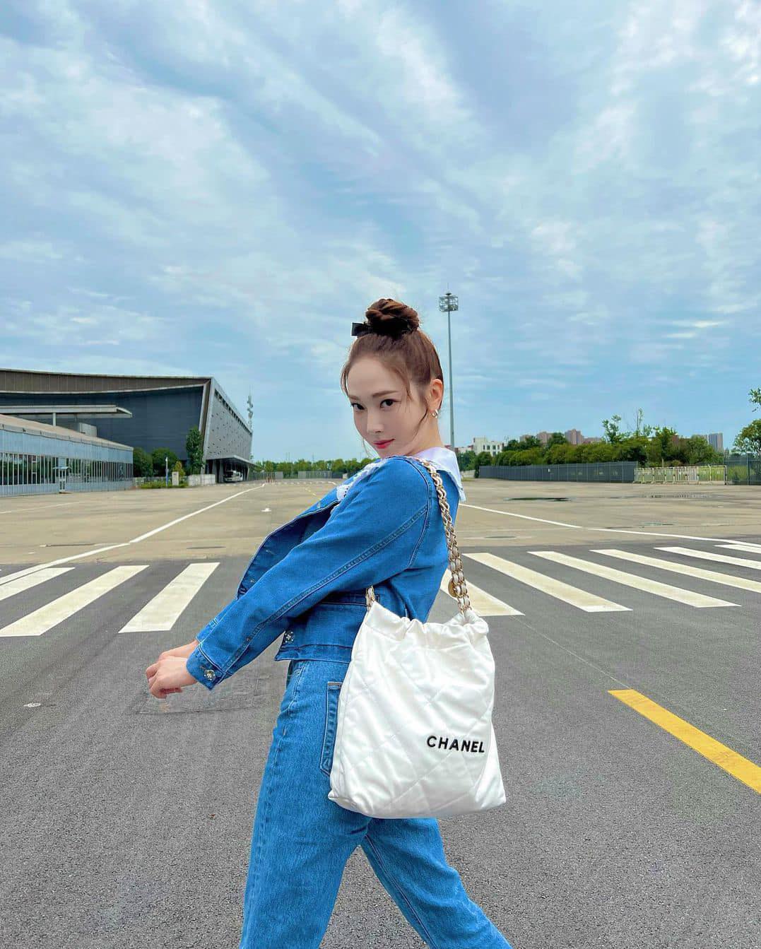 캐주얼하게 청바지+샤넬백👖👜 이미지