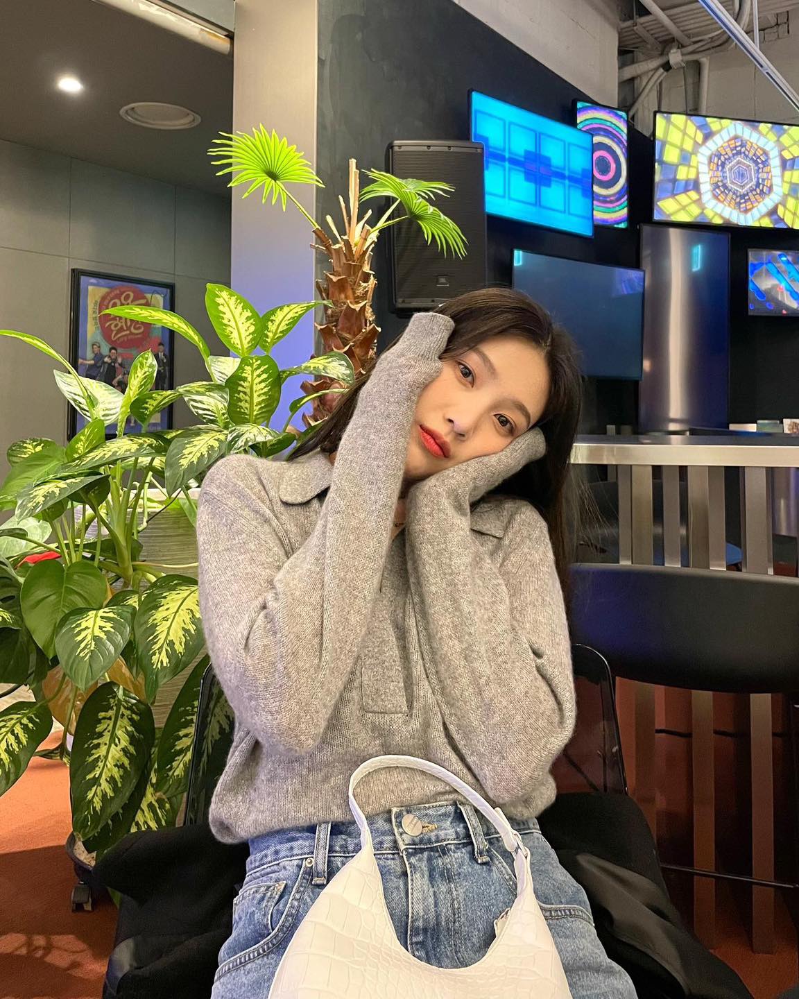 선선할 땐 얇은 니트에 청바지💙✔️ 이미지