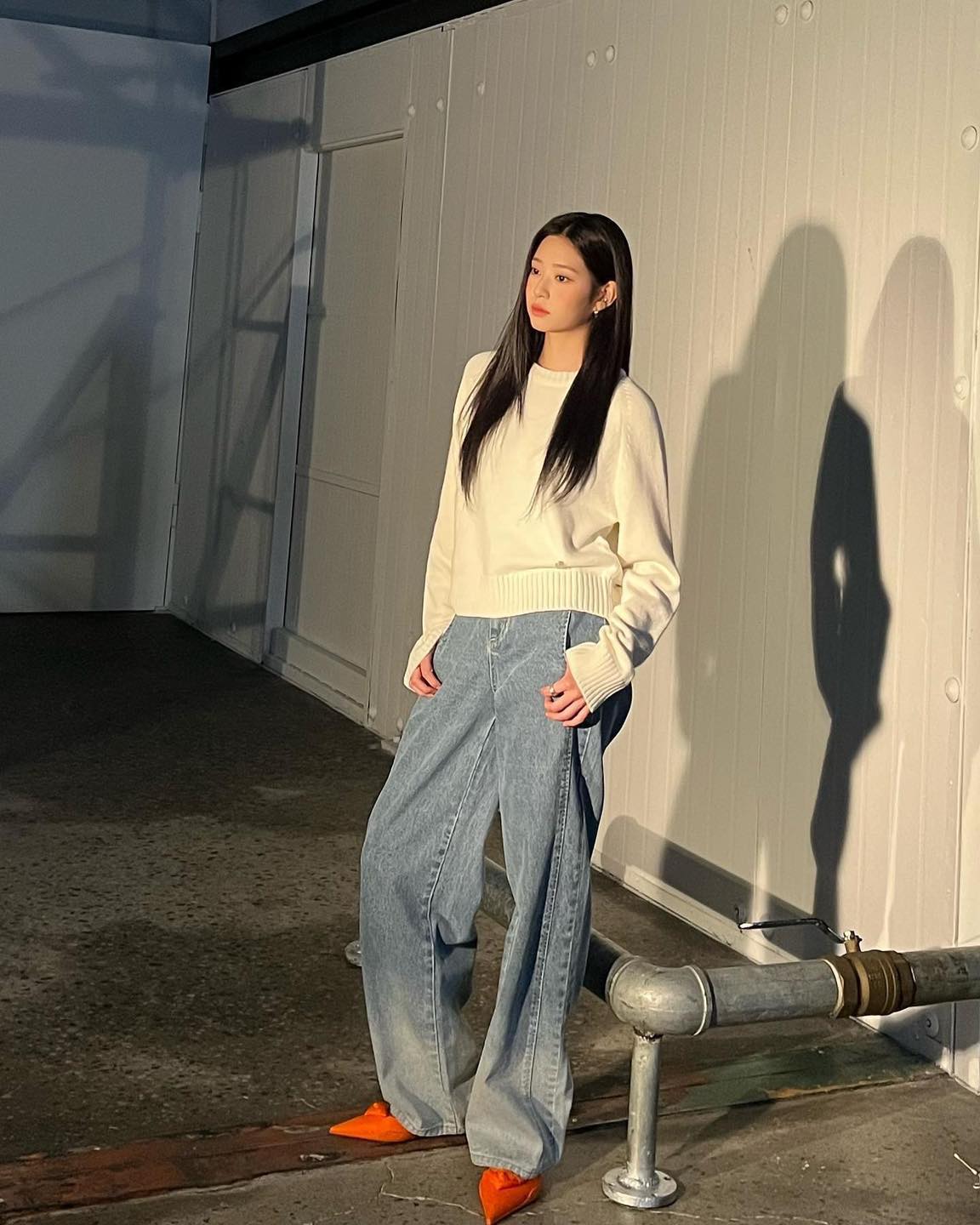 선선할 땐 얇은 니트에 청바지💙✔️ 이미지