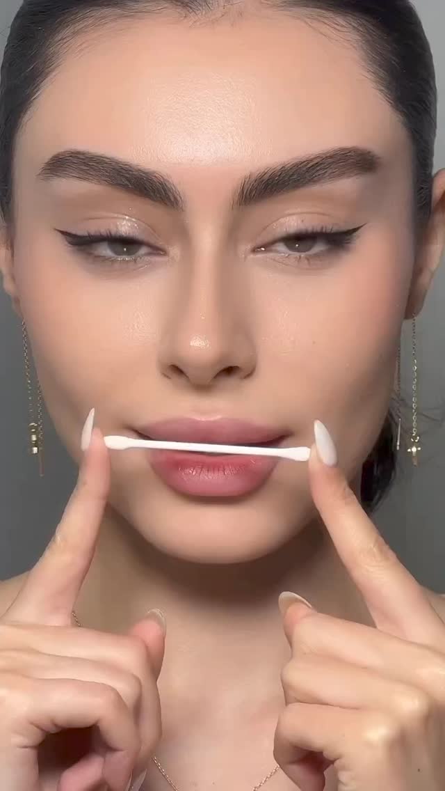 풀립 입꼬리까지 깔끔하게 바르는 꿀팁💄면봉 활용해💋 이미지