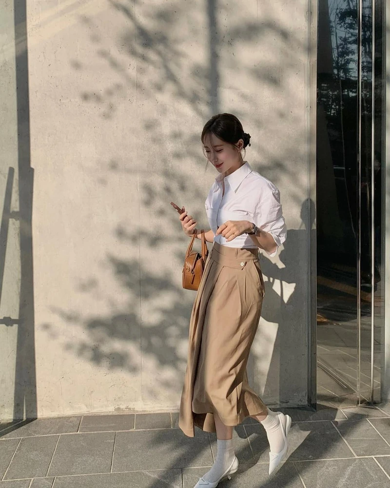 가을 베이지맛 롱스커트 코디🥠🤍
화이트 셔츠와 매치하면 단정하고 클래식하게, 니트나 베스트를 더하면 포근한 프레피 무드로 변신합니다. 블랙 레더 자켓처럼 묵직한 아우터를 걸쳐 컬러 대비를 주는 것도 방법. 이미지2