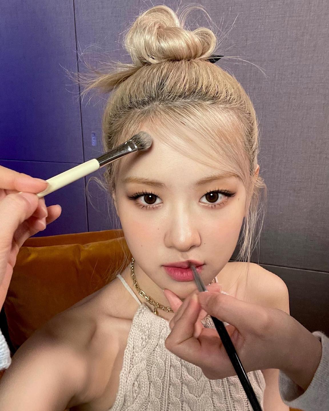 로제로 보는 긴얼굴형 인생머리3

저번 닝닝으로 보는 둥근 얼굴형 인생머리3 컨텐츠의 호응에 힘입어 이번엔 긴얼굴형 인생머리3로 돌아왔습니다.
물론 로제는 많이 긴 얼굴형이 아니지만~로제 사진으로 보는 예쁜 긴 얼굴형 인생머리 3가지 다- 알려드릴게요🤗

1. 이마가 비치는 앞머리
이마가 비치는 앞머리는 빽빽한 앞머리보다 답답함이 덜 합니다, 또 이마의 공간은 채워줘 얼굴이 보다 짧아보이는 효과가 있어요. 시스루뱅이나 깻잎머리가 그 중 하나죠.

2. 얼굴 옆에 볼륨이 있을 것
얼굴 옆에 볼륨감을 넣어주면 얼굴의 가로 공간감을 늘려주어 긴얼굴형이 전체적으로 균형감 있는 얼굴형으로 보이도록 합니다.

3. 모호한 가르마
긴 얼굴부터 가르마까지 이어지는 일직선은 얼굴을 더욱 길어보이게 하는 요인이죠. 가급적 5:5가르마를 피하고 사선으로 짧은 가르마를 타거나, 로제처럼 탈색으로 가르마선의 경계를 모호하게 하는 것도 방법 중 하나입니다 이미지