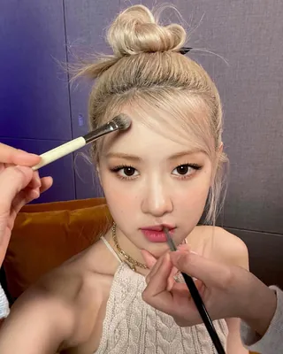 로제로 보는 긴얼굴형 인생머리3
저번 닝닝으로 보는 둥근 얼굴형 인생머리3 컨텐츠의 호응에 힘입어 이번엔 긴얼굴형 인생머리3로 돌아왔습니다.
물론 로제는 많이 긴 얼굴형이 아니지만~로제 사진으로 보는 예쁜 긴 얼굴형 인생머리 3가지 다- 알려드릴게요🤗
1. 이마가 비치는 앞머리
이마가 비치는 앞머리는 빽빽한 앞머리보다 답답함이 덜 합니다, 또 이마의 공간은 채워줘 얼굴이 보다 짧아보이는 효과가 있어요. 시스루뱅이나 깻잎머리가 그 중 하나죠.
2. 얼굴 옆에 볼륨이 있을 것
얼굴 옆에 볼륨감을 넣어주면 얼굴의 가로 공간감을 늘려주어 긴얼굴형이 전체적으로 균형감 있는 얼굴형으로 보이도록 합니다.
3. 모호한 가르마
긴 얼굴부터 가르마까지 이어지는 일직선은 얼굴을 더욱 길어보이게 하는 요인이죠. 가급적 5:5가르마를 피하고 사선으로 짧은 가르마를 타거나, 로제처럼 탈색으로 가르마선의 경계를 모호하게 하는 것도 방법 중 하나입니다 이미지