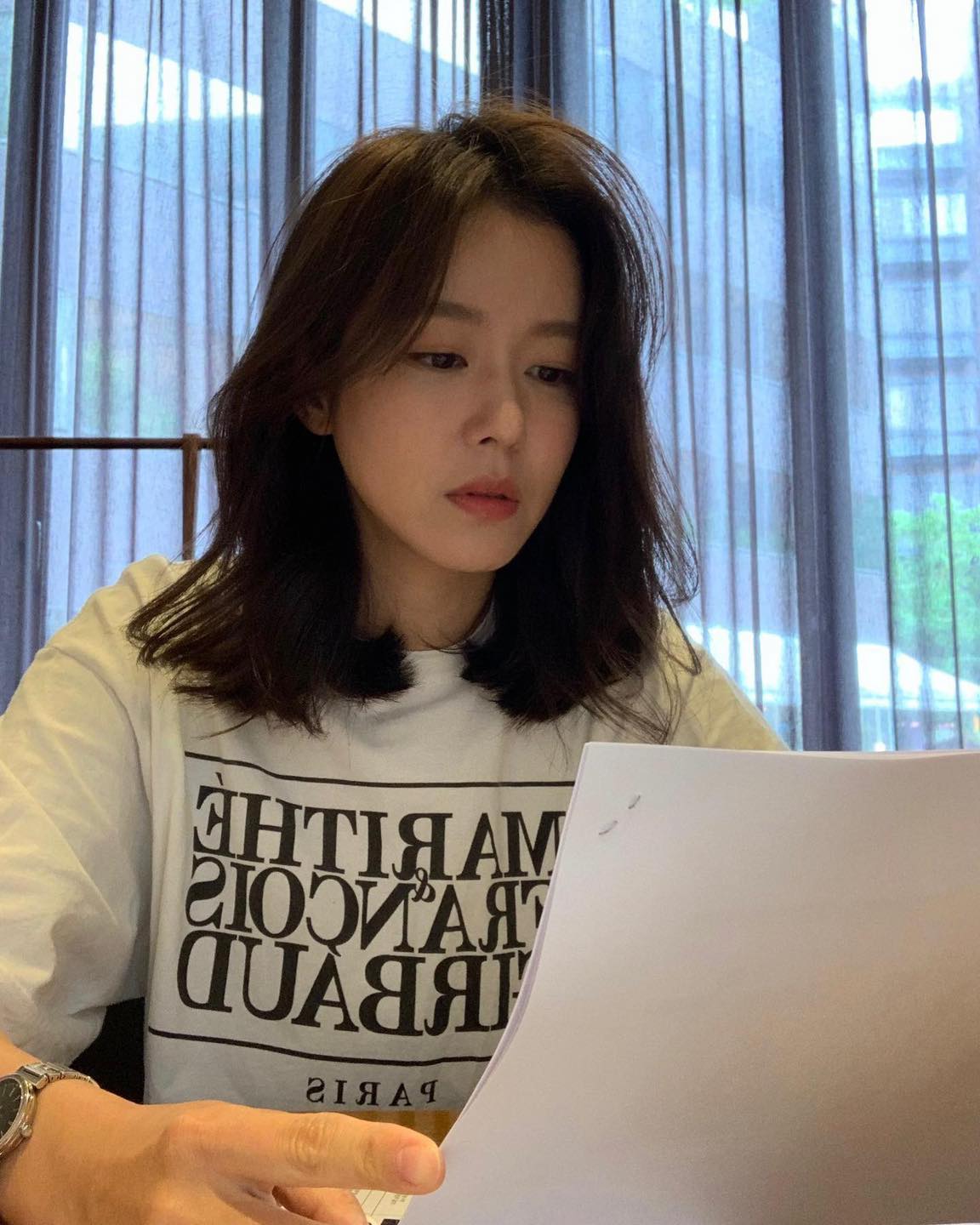 가을이면 끌리는 @중단발💇🏻‍♀️🤎

짧지 않은 기장감으로 부담없이 다양한 스타일링이 가능한 중단발. 셀럽들도 이미지 변신을 위해 중단발 스타일링으로 즐겨하곤 하는데요. 머리 끝에 안쪽으로 C컬을 넣어 차분한 분위기를 연출하거나 바깥으로 뻗친 스타일로 러블리한 무드를 더할 수 있습니다. 

반대로 풍성한 웨이브를 넣어 여성스럽고 우아한 느낌을 줄 수도 있죠. 펌이 아닌 커트로도 다양하게 스타일링이 가능하여 레이어드컷으로 밋밋하지 않게 자연스러운 연출이나 허쉬컷으로 시크한 무드까지 더할 수 있습니다.✨

변화의 계절인 가을을 맞아 중단발로 분위기 변신에 도전해보는 것은 어떨까요? 🍂 이미지