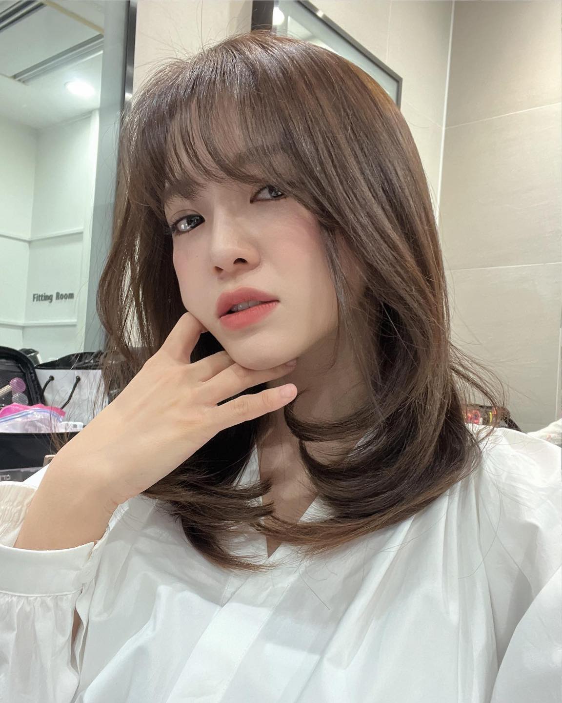 가을이면 끌리는 @중단발💇🏻‍♀️🤎

짧지 않은 기장감으로 부담없이 다양한 스타일링이 가능한 중단발. 셀럽들도 이미지 변신을 위해 중단발 스타일링으로 즐겨하곤 하는데요. 머리 끝에 안쪽으로 C컬을 넣어 차분한 분위기를 연출하거나 바깥으로 뻗친 스타일로 러블리한 무드를 더할 수 있습니다. 

반대로 풍성한 웨이브를 넣어 여성스럽고 우아한 느낌을 줄 수도 있죠. 펌이 아닌 커트로도 다양하게 스타일링이 가능하여 레이어드컷으로 밋밋하지 않게 자연스러운 연출이나 허쉬컷으로 시크한 무드까지 더할 수 있습니다.✨

변화의 계절인 가을을 맞아 중단발로 분위기 변신에 도전해보는 것은 어떨까요? 🍂 이미지7
