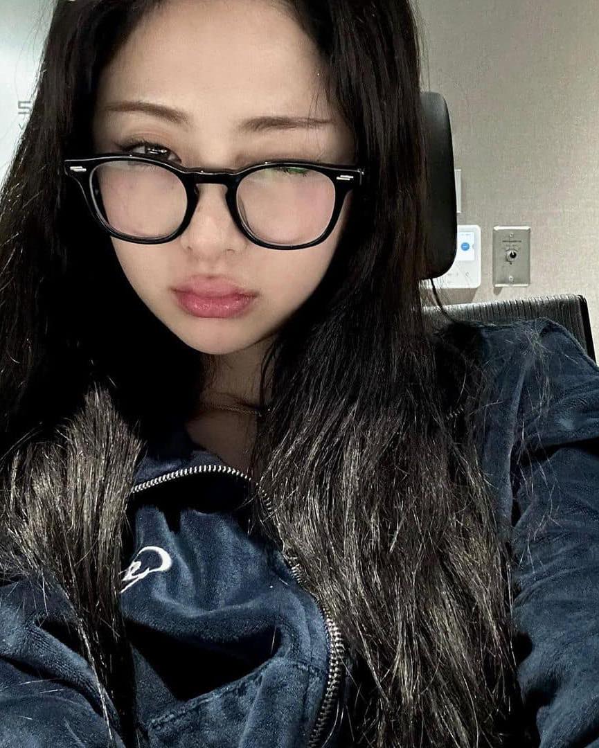 핫걸 허윤진의 뿔테안경 코디법🖤👓 이미지