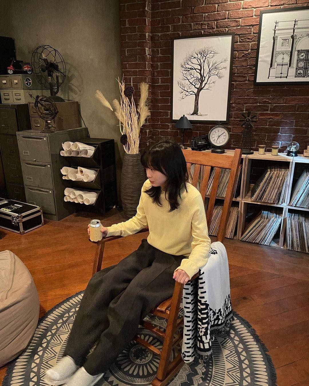 가을이면 끌리는 @중단발💇🏻‍♀️🤎

짧지 않은 기장감으로 부담없이 다양한 스타일링이 가능한 중단발. 셀럽들도 이미지 변신을 위해 중단발 스타일링으로 즐겨하곤 하는데요. 머리 끝에 안쪽으로 C컬을 넣어 차분한 분위기를 연출하거나 바깥으로 뻗친 스타일로 러블리한 무드를 더할 수 있습니다. 

반대로 풍성한 웨이브를 넣어 여성스럽고 우아한 느낌을 줄 수도 있죠. 펌이 아닌 커트로도 다양하게 스타일링이 가능하여 레이어드컷으로 밋밋하지 않게 자연스러운 연출이나 허쉬컷으로 시크한 무드까지 더할 수 있습니다.✨

변화의 계절인 가을을 맞아 중단발로 분위기 변신에 도전해보는 것은 어떨까요? 🍂 이미지10