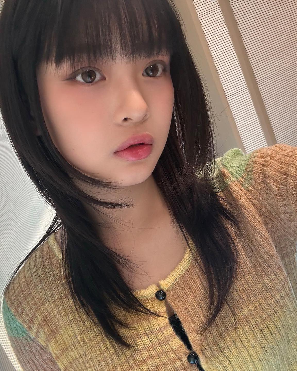 가을이면 끌리는 @중단발💇🏻‍♀️🤎

짧지 않은 기장감으로 부담없이 다양한 스타일링이 가능한 중단발. 셀럽들도 이미지 변신을 위해 중단발 스타일링으로 즐겨하곤 하는데요. 머리 끝에 안쪽으로 C컬을 넣어 차분한 분위기를 연출하거나 바깥으로 뻗친 스타일로 러블리한 무드를 더할 수 있습니다. 

반대로 풍성한 웨이브를 넣어 여성스럽고 우아한 느낌을 줄 수도 있죠. 펌이 아닌 커트로도 다양하게 스타일링이 가능하여 레이어드컷으로 밋밋하지 않게 자연스러운 연출이나 허쉬컷으로 시크한 무드까지 더할 수 있습니다.✨

변화의 계절인 가을을 맞아 중단발로 분위기 변신에 도전해보는 것은 어떨까요? 🍂 이미지8